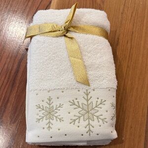Elegant Cream Snowflake Bath Towel Set